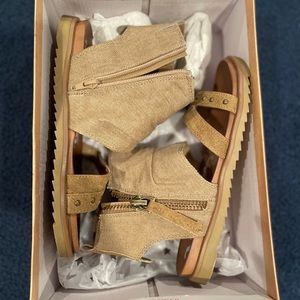 6 (runs small) Never worn Very G Celeste sandals